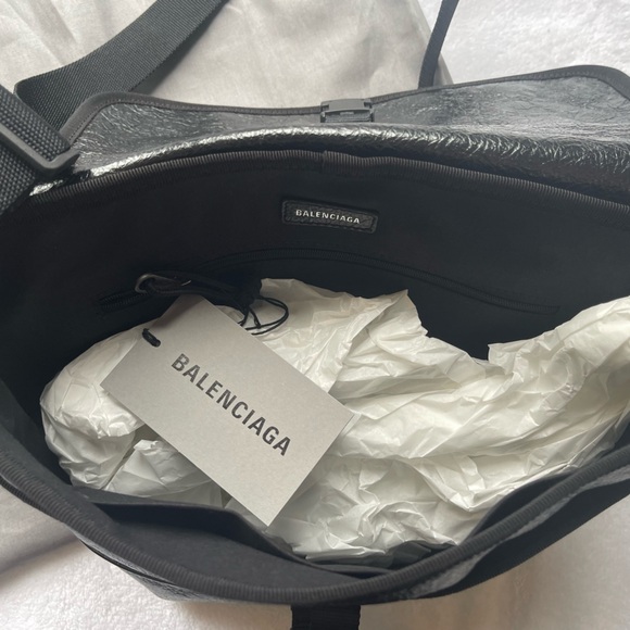 BALENCIAGA: Explorer Small Messenger Bag - Picture 5 of 9